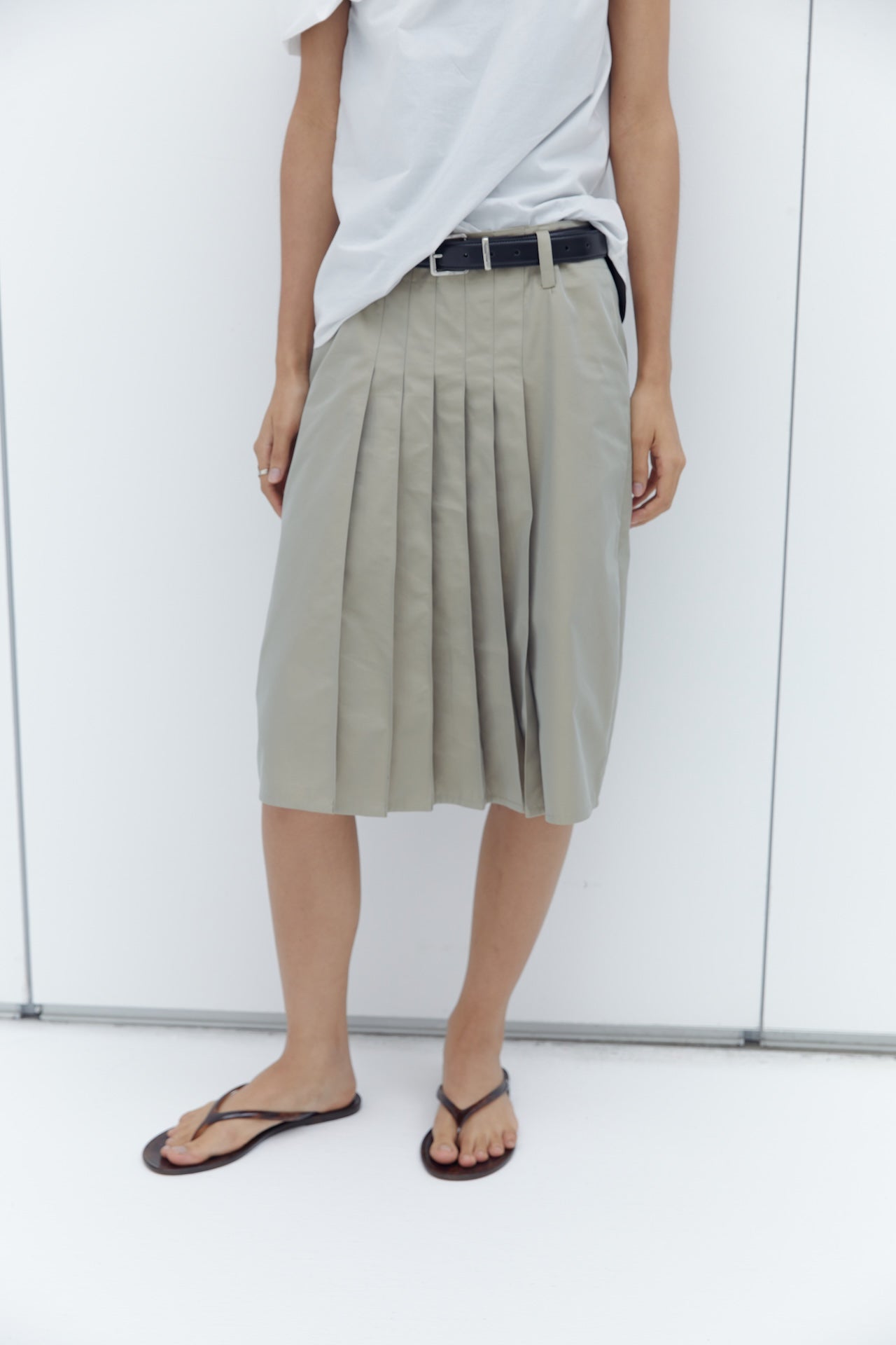 Versatile knee-length skirt